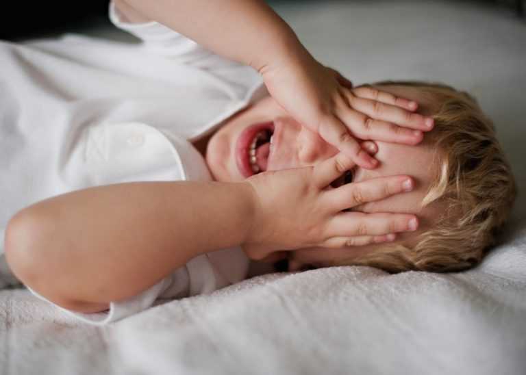Почему ребенок скрипит зубами во сне или днем (причины и помощь)