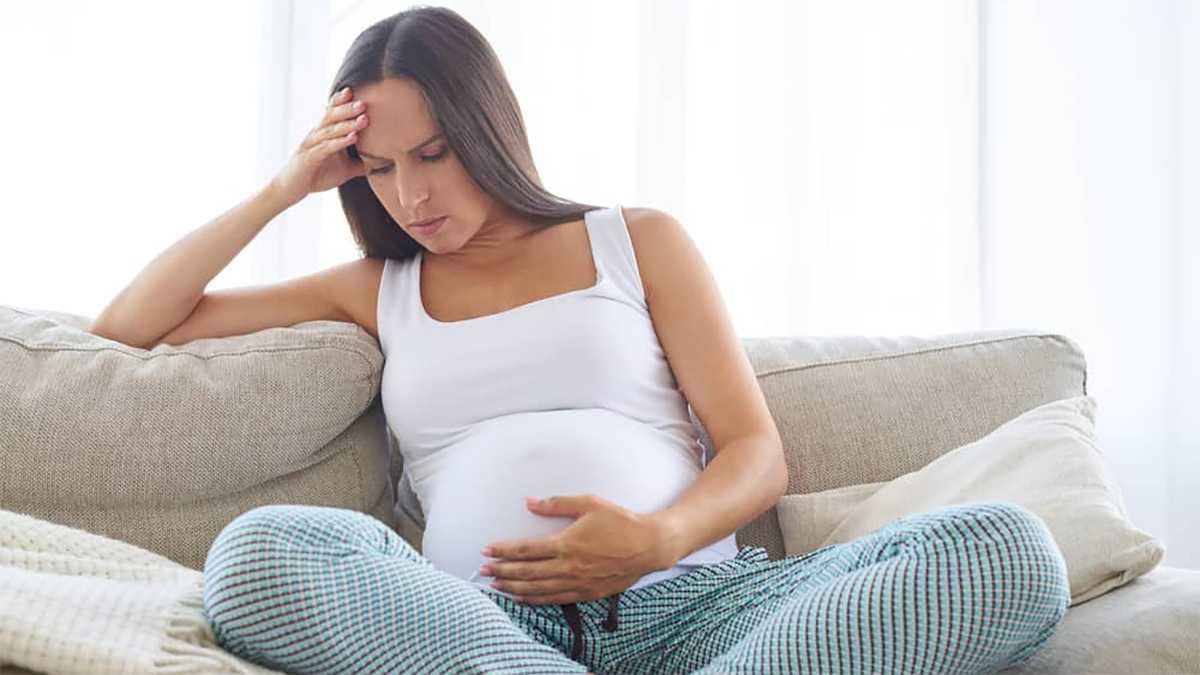 Почему у женщин при беременности на ранних и поздних сроках могут быть частые мочеиспускания?