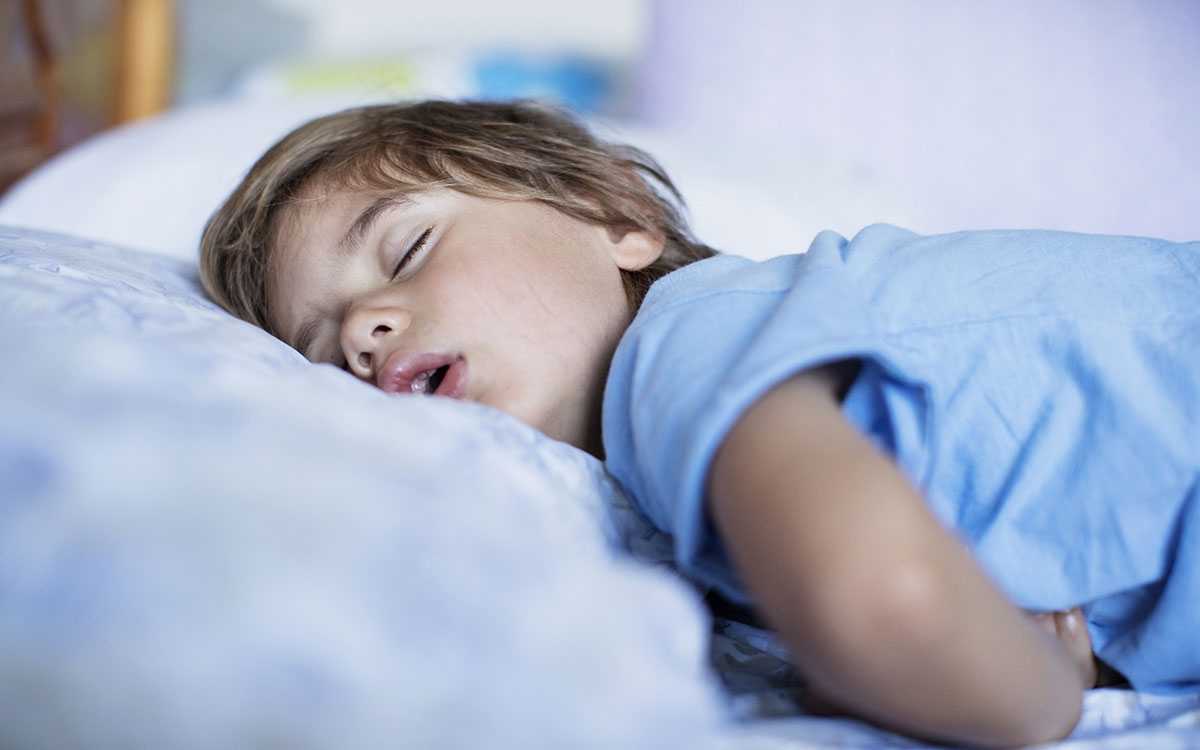 Ребенок плохо спит − когда малыша начинают мучать колики?
