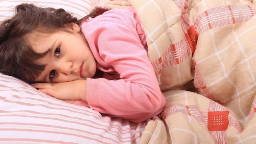 Беспокойный сон у ребенка 1 год ночью перемещается по кровати