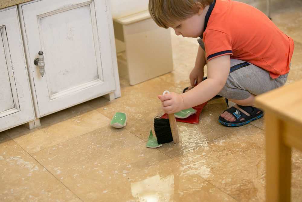 Как разбить детей на группы. Ребенок разбил. Ребенок разбил посуду. Разбил вазу. Ребенок разбил чашку.