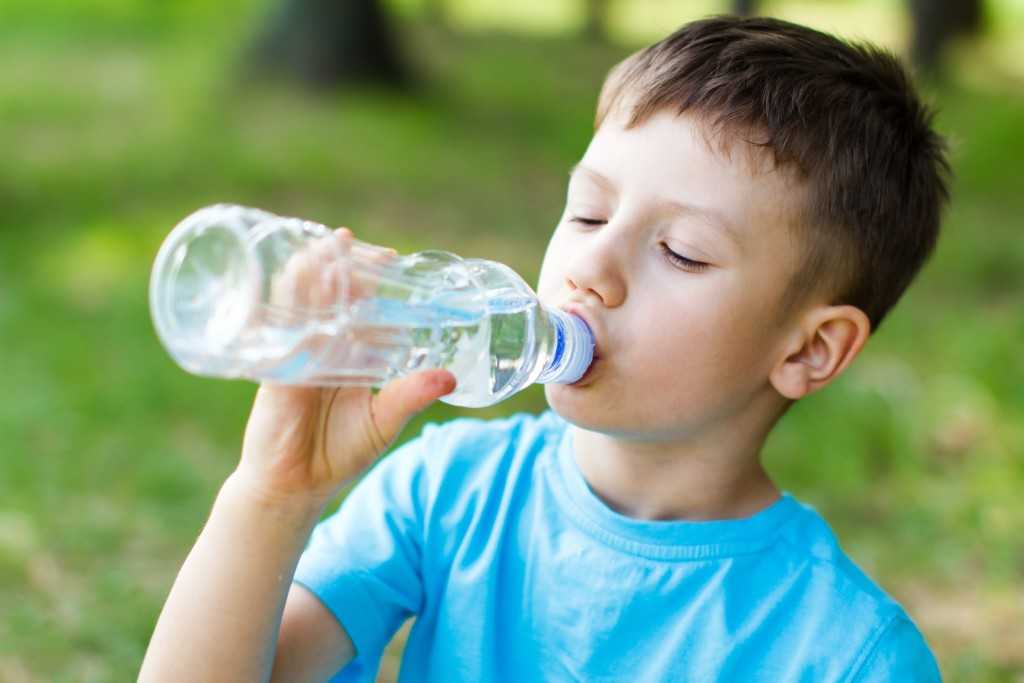 Ребенок не пьет воду - что делать: мало пьет воду на искусственном вскармливании, почему не пьет грудной ребенок