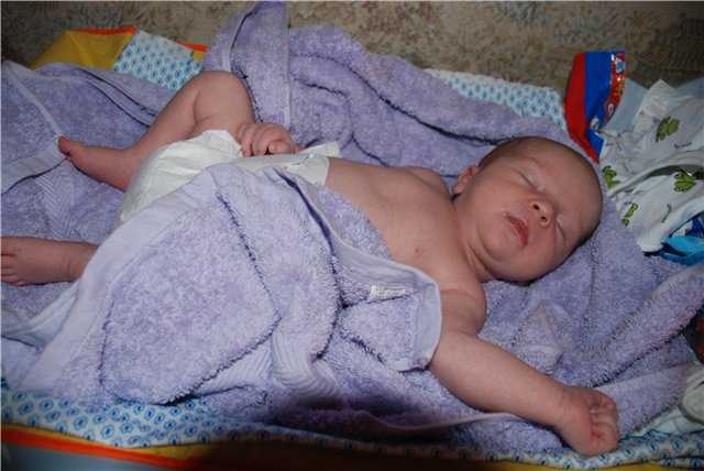 Почему новорожденный ребенок запрокидывает голову назад когда спит и выгибается