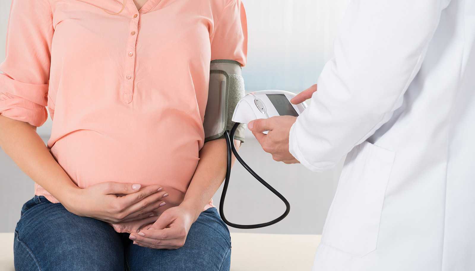 Высокое давление при беременности: что делать и что принимать, чем опасны такие показатели для матери и ребёнка?