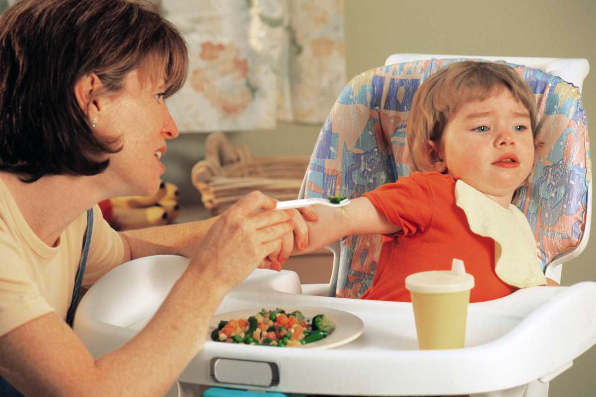 Ребенок не хочет есть. как накормить ребенка после года?