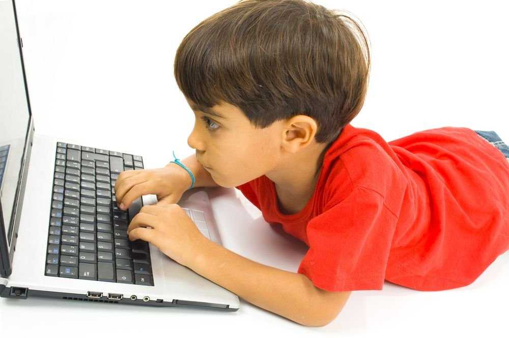 Ограничение на компьютере для детей. Компьютер для детей. Ребенок за компьютером. Компьютерные игры для детей. Ребенок сидит за компьютером.