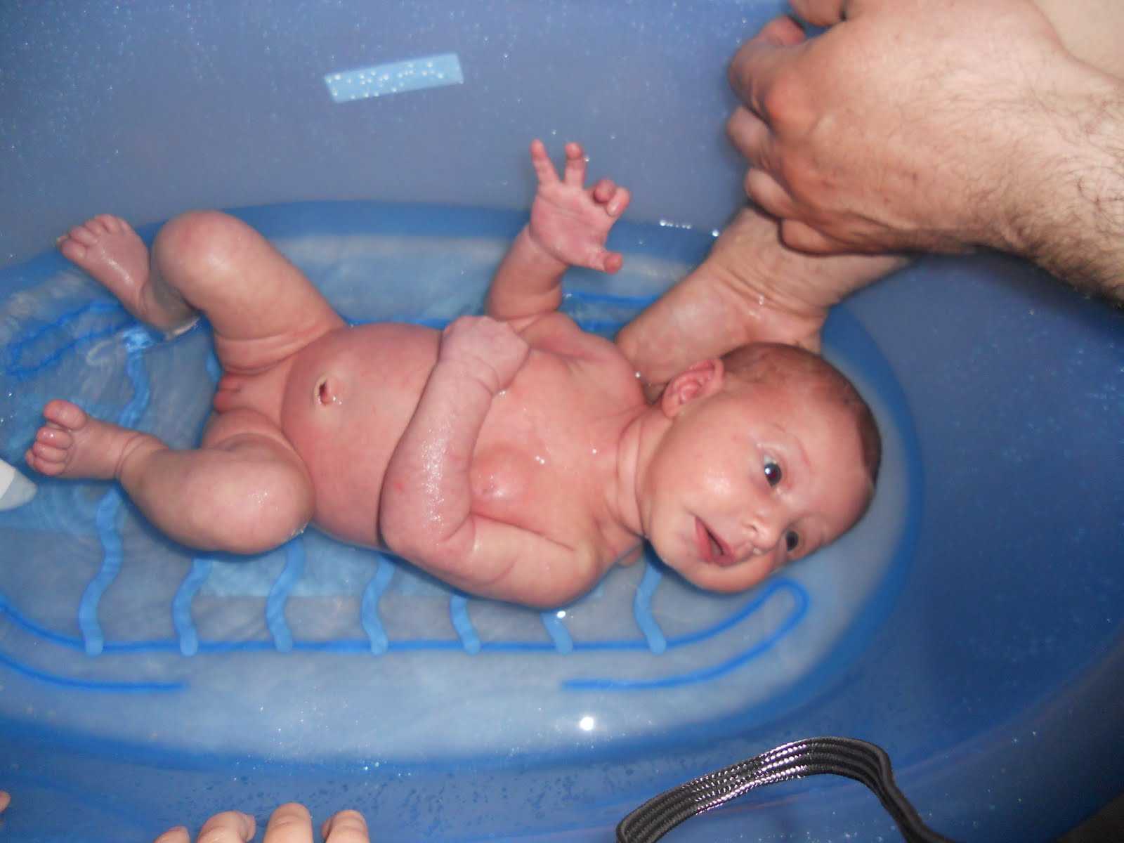 Вода для купания новорожденного: оптимальная температура и другие правила
