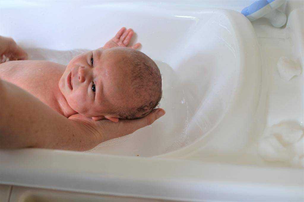 Как купать новорожденного ребенка первый раз дома, видео. первое купание новорожденного дома - правила