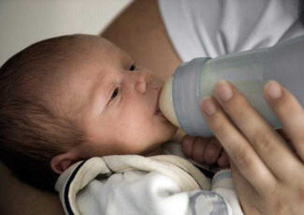 Как правильно держать бутылочку. Искусственное вскармливание. Бутылочка для кормления. Кормление новорожденного ребенка из бутылочки. Искусственное вскармливание новорожденного.