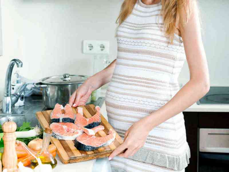 Можно ли беременным есть сырой зеленый и репчатый лук, в чем польза и вред продукта?