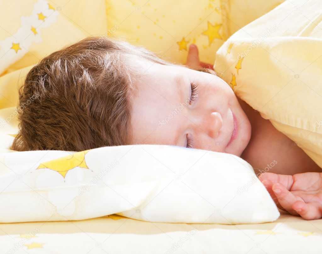 Почему ребенок скрипит зубами во сне - причины и лечение