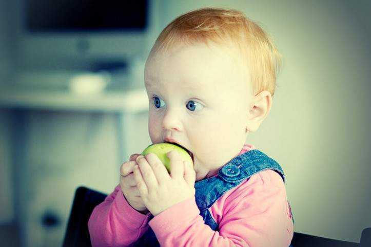 Как научить ребёнка жевать твёрдую пищу и глотать