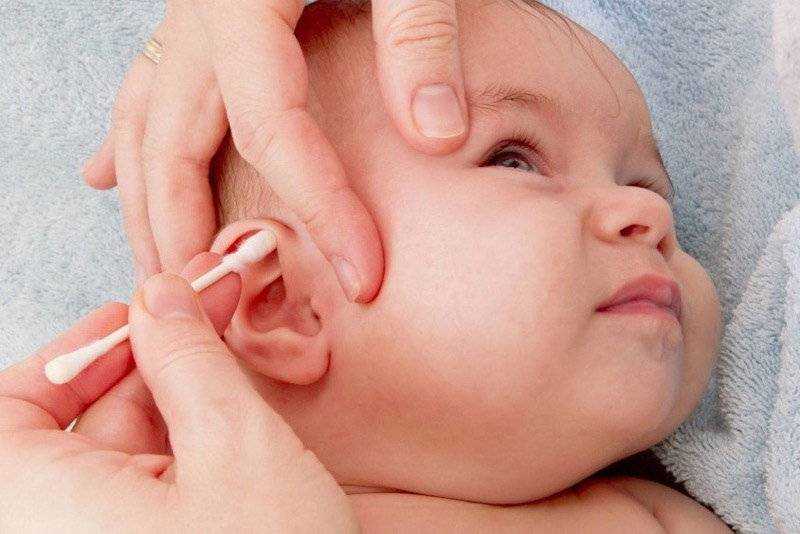 Как чистить уши младенцу