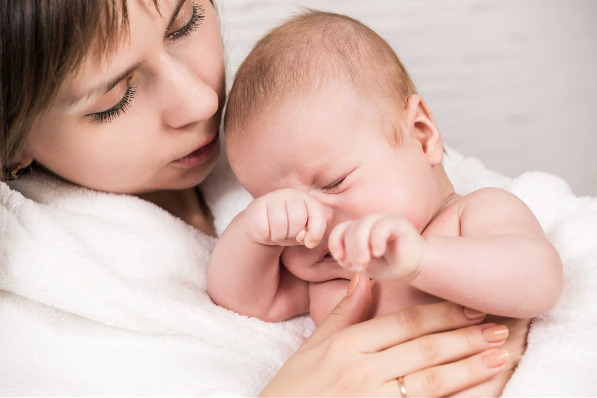 Как быстро успокоить новорождённого, если он плачет