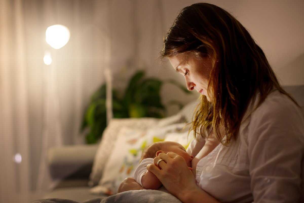 Как приучить новорождённого спать ночью?