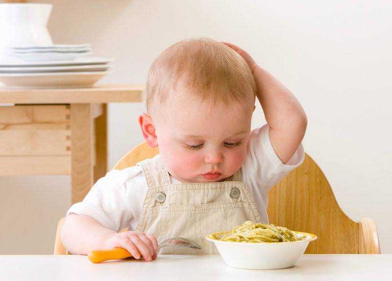 что дешать если ребенок плозо ес. малыш кушает. дети за столом. малыш не хочет есть. кормление ребенка.