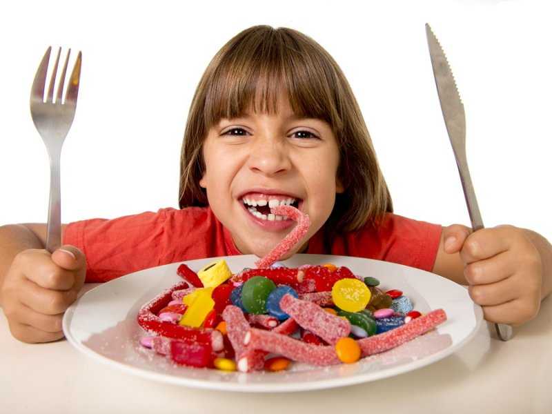 Что делать, если ребенок ест много сладкого, и причины этого пристрастия | дуэт душ
