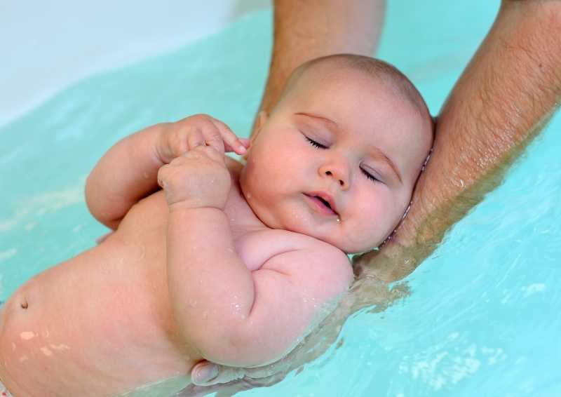 В какое время лучше купать грудничка и как правильно купать новорожденного ребенка первый раз • твоя семья - информационный семейный портал