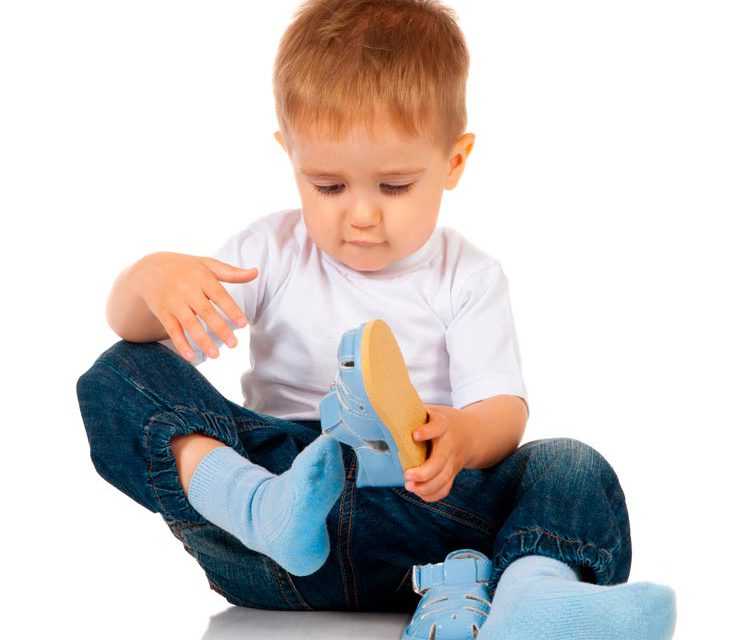 Как быстро научить ребенка одеваться и раздеваться самостоятельно: приемы обучения для деток 2-3 лет