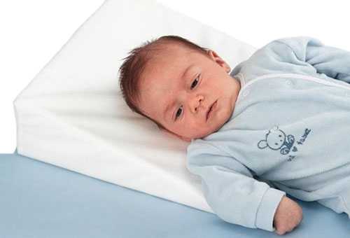Достоверный ответ на вопрос: нужна ли подушка для новорожденного в кроватку