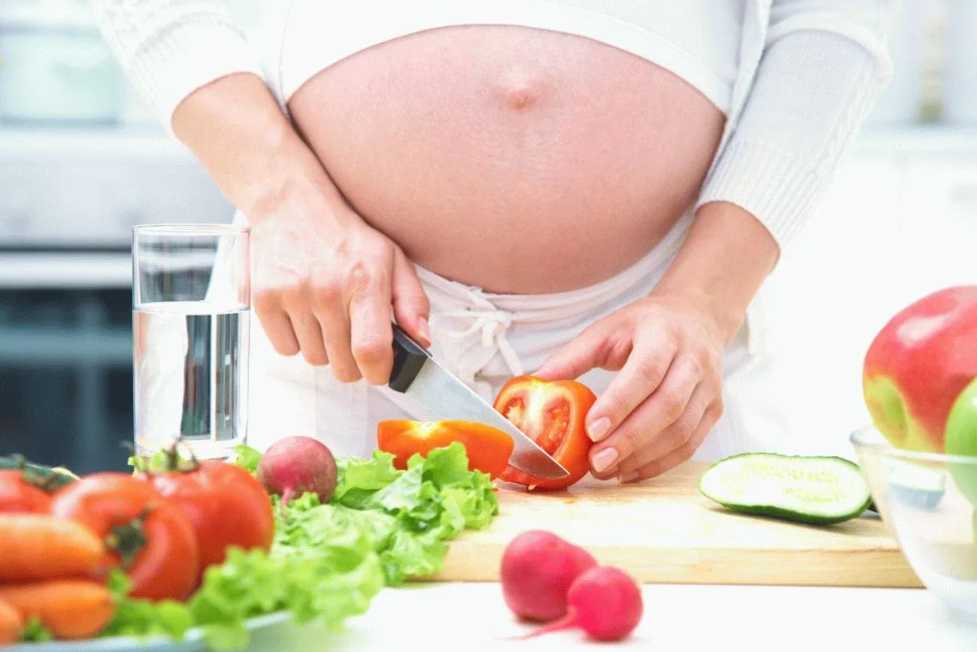 Питание беременной в первом триместре: меню и правильный рацион женщин при диете на неделю, рекомендации по продуктам, а также что делать, если тошнит после еды