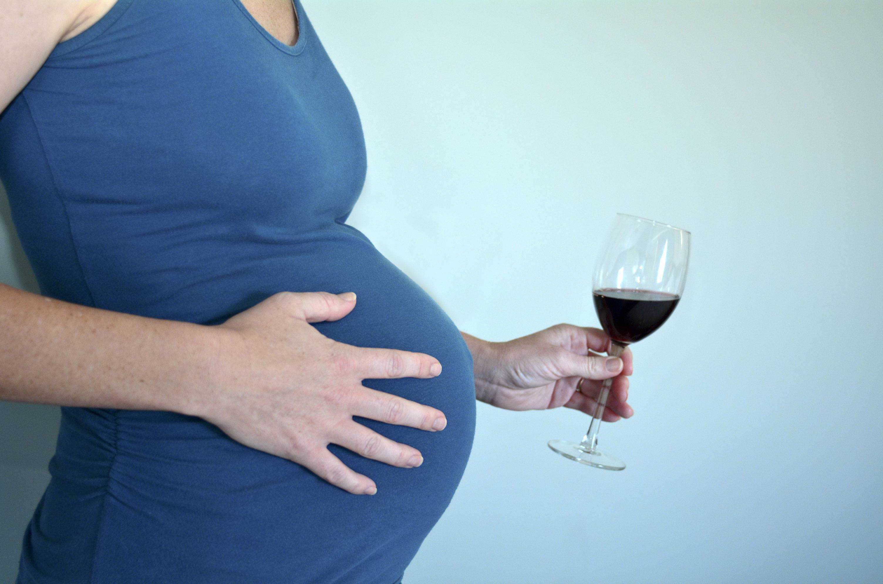 Белое и красное вино при беременности: польза и вред