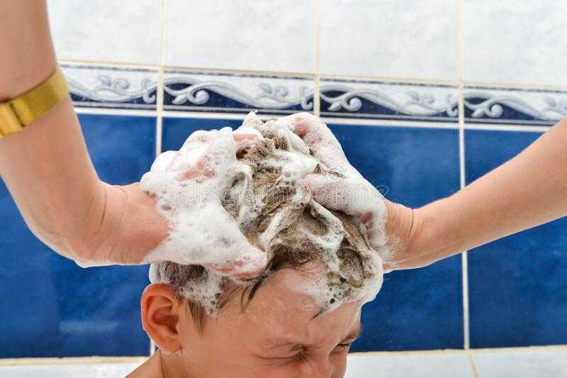 Как мыть голову новорожденному ребенку: когда в первый раз, часто ли можно шампунем, что делать, если грудничок не хочет или боится и плачет, советы психолога
