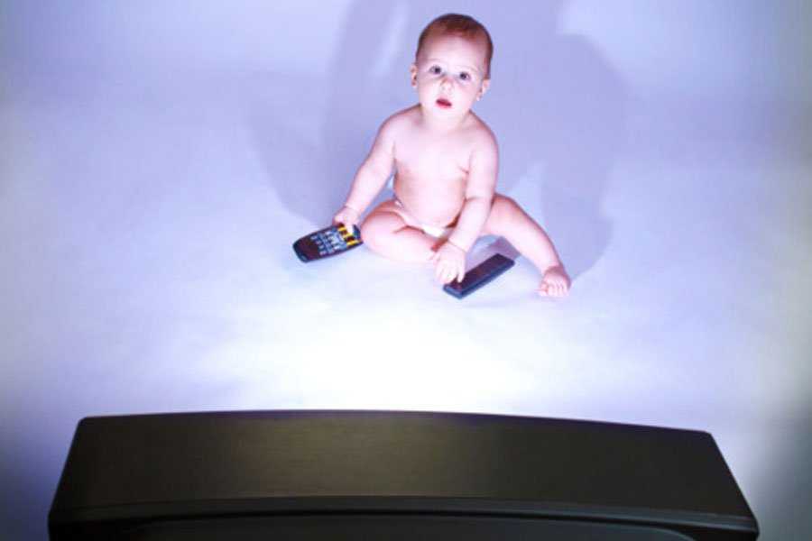 Малой без рекламы. Малыш телевизор. Мальчик с пультом от телевизора. Телевизор для детей. Младенец и телевизор.