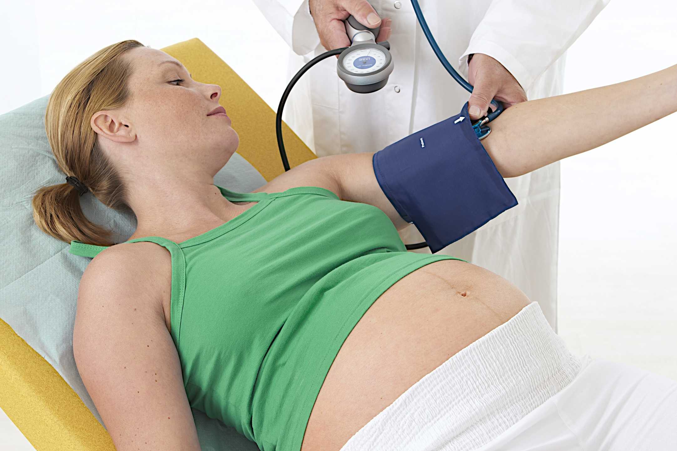 Повышенное давление при беременности: причины, симптомы, лечение