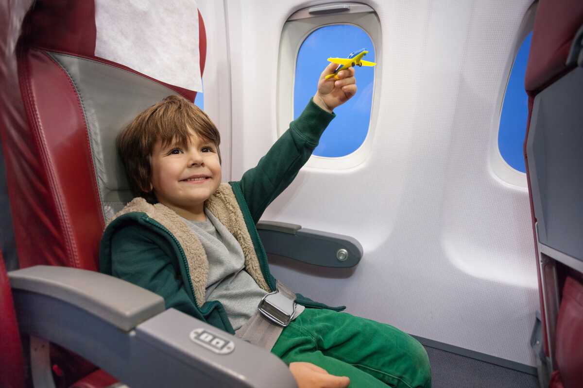 Путешествие с младенцем на самолете: чего бояться и что взять с собой