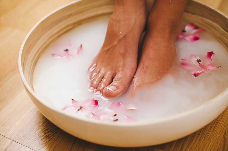 Можно ли парить ноги при беременности: разрешается ли беременным делать горячую ванну, к чему это может привести, как парить ноги
