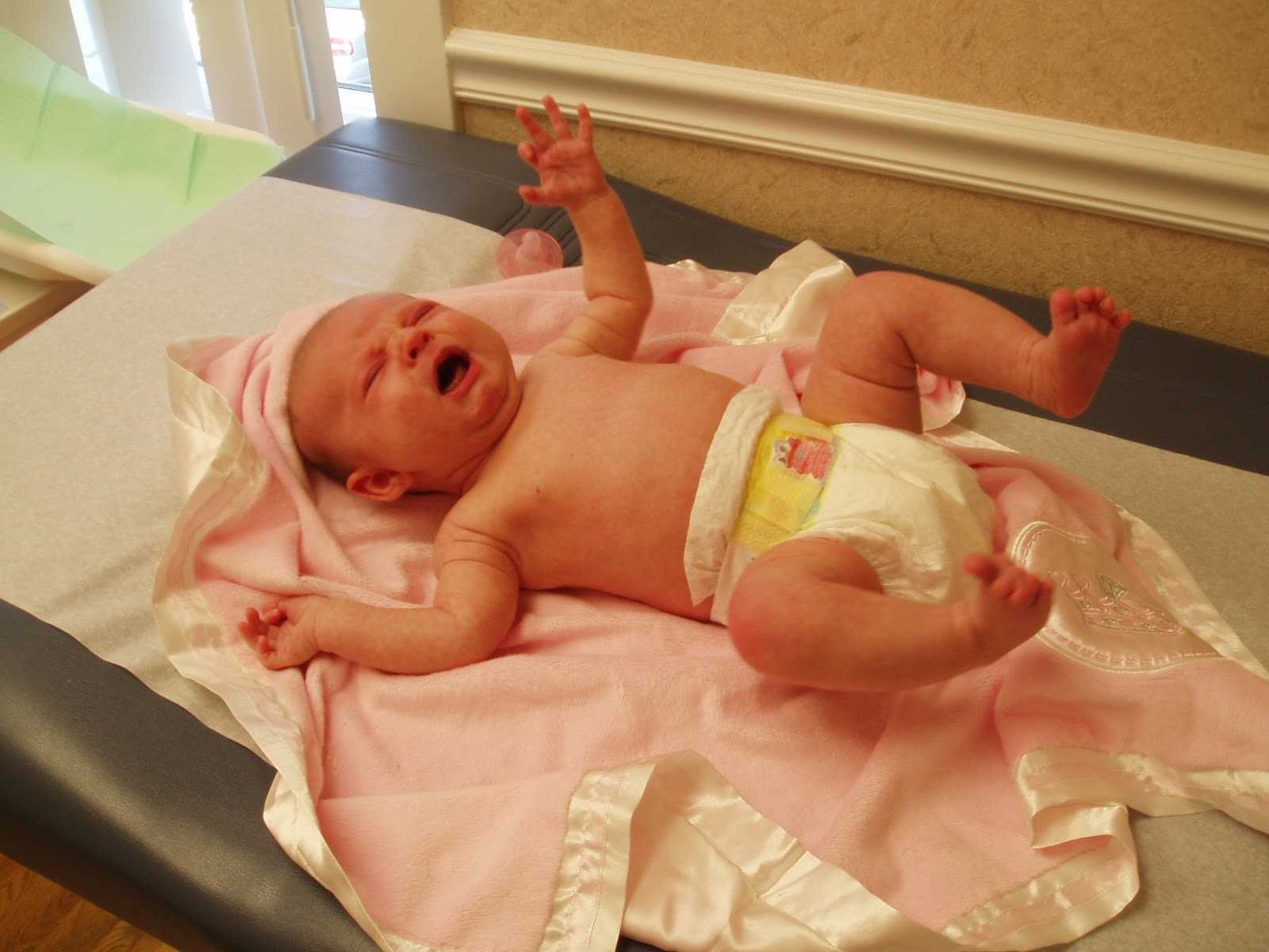 Умения от рождения. безусловные рефлексы новорожденного и развитие ребенка в первый месяц. слух и зрение новорожденного