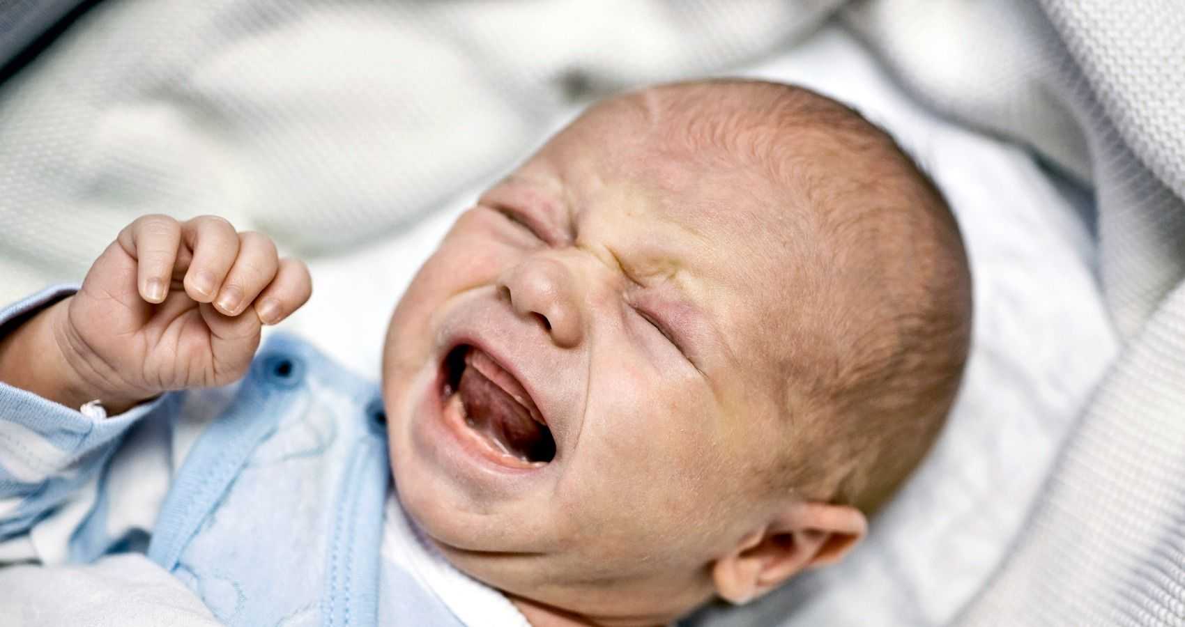 Новорожденный сильно плачет. Крик новорожденного. Новорожденный кричит. Плач новорожденного. Новорожденный малыш плачет.