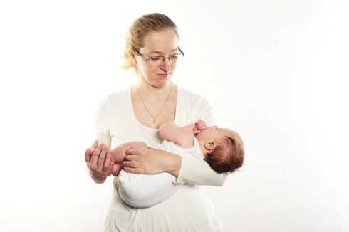 Как носить ребенка на руках | уроки для мам