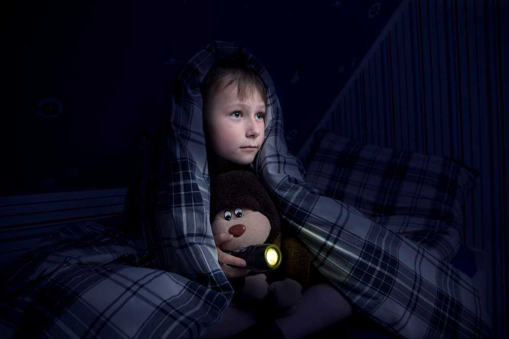 Что делать, когда ребёнок боится темноты