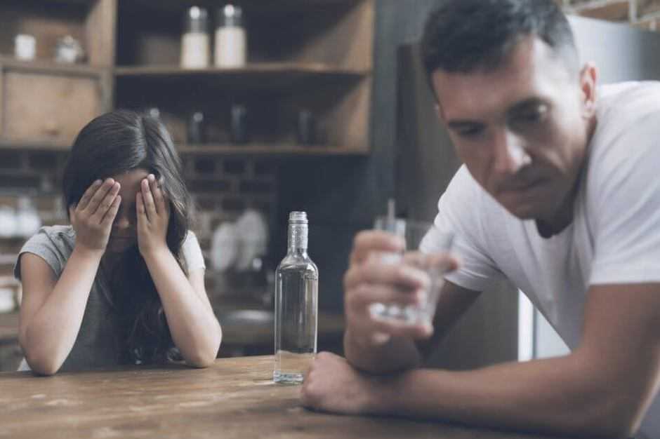 Жизнь с алкоголиком: уйти нельзя остаться