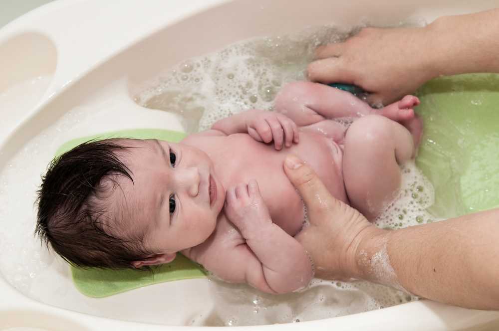 Новорожденный ребенок – искусственное и грудное вскармливание новорожденных, купание, уход за новорожденным в первый месяц жизни. как одевать новорожденного?