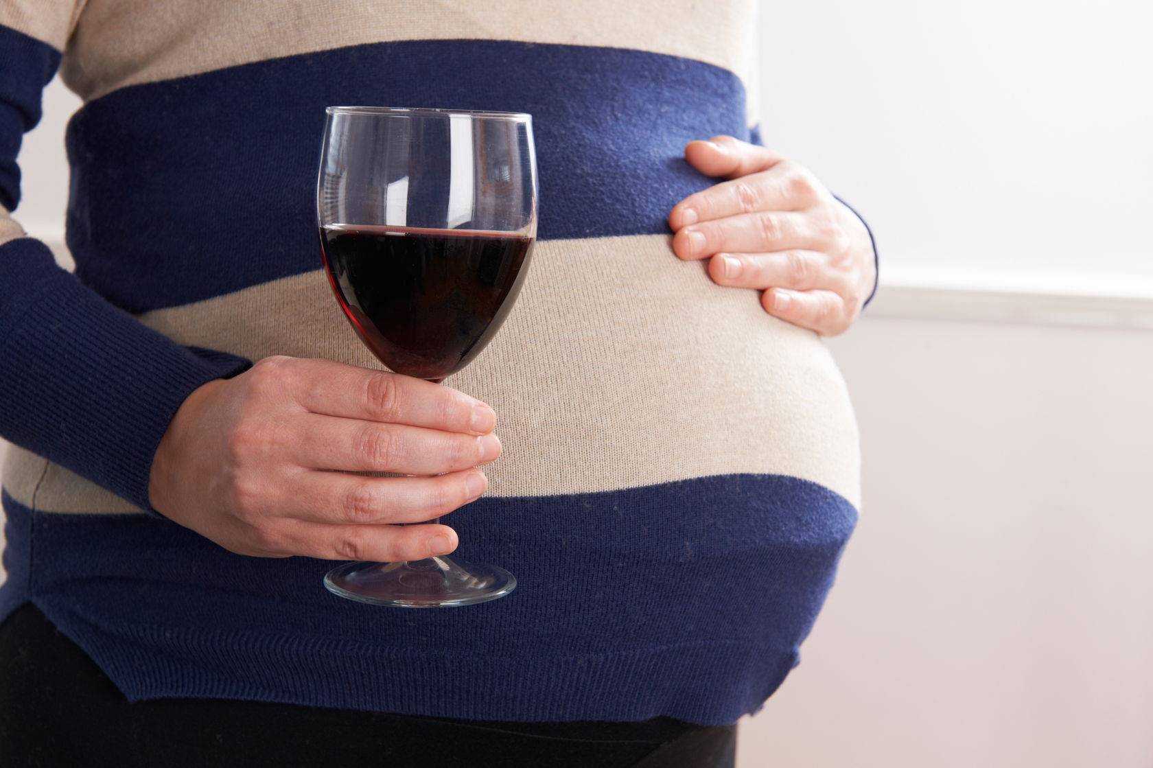 Можно ли пить вино беременным и как оно влияет на плод в первом, втором и третьем триместрах, безопасен ли для женщин бокал красного вина во время беременности