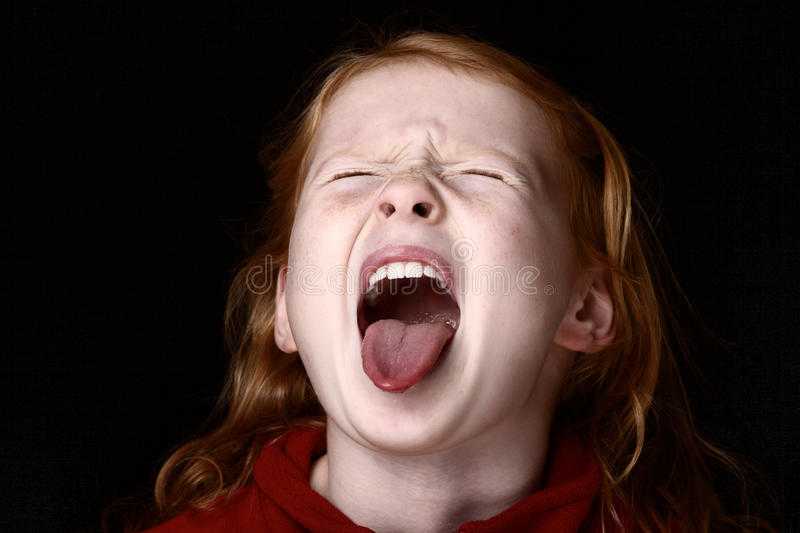 Сильно высунула язык. Кричащая девочка. Девочка с открытым ртом. Дети с открытым ртом. Открытый рот с высунутым языком.