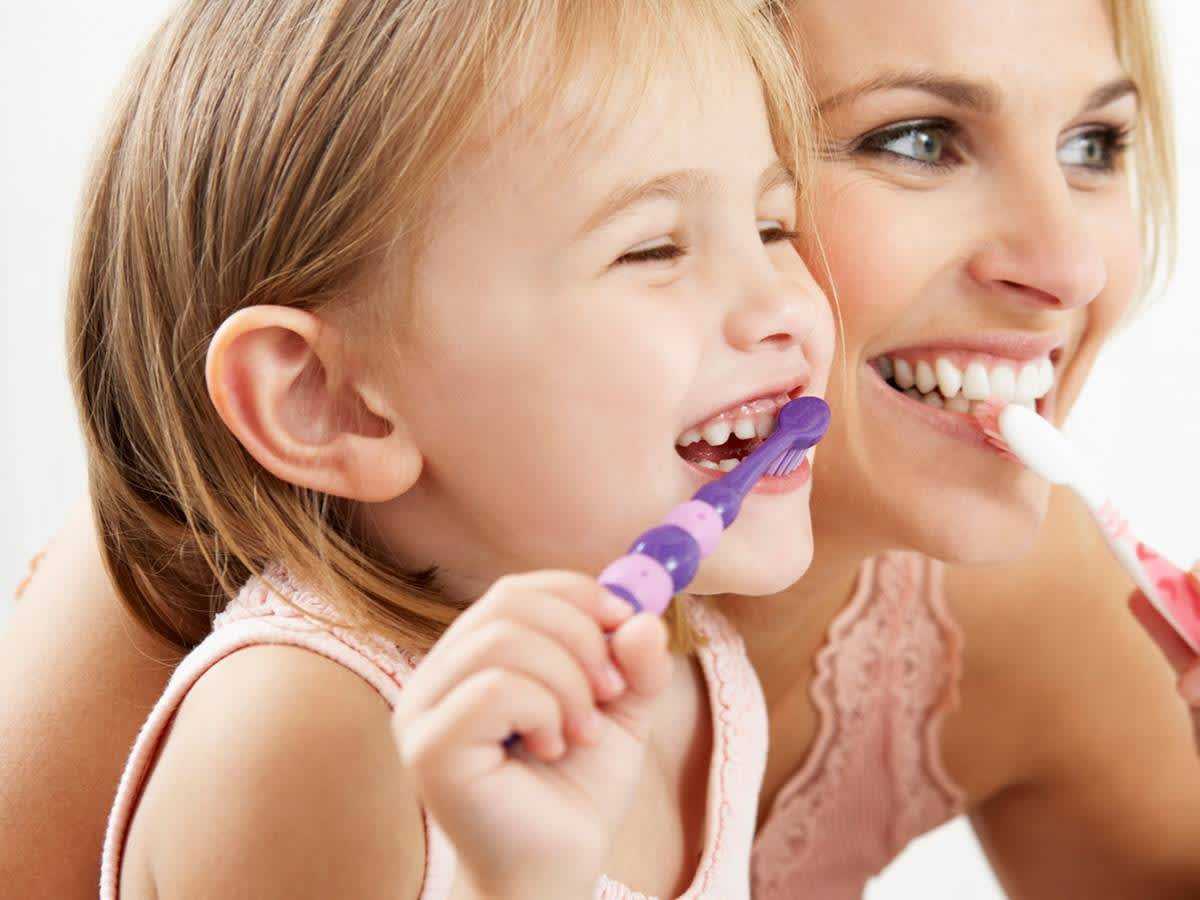 Как научить ребенка чистить зубы. как правильно чистить зубы детям