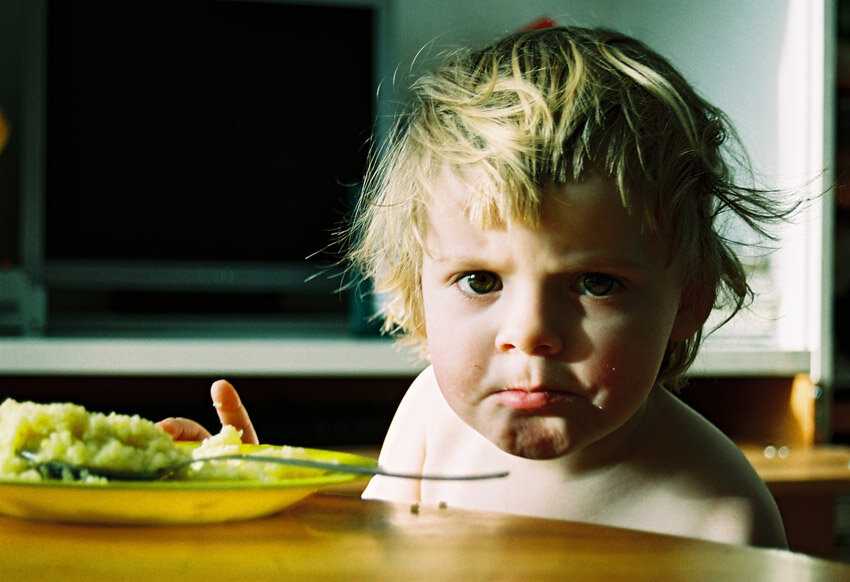 Почему маленький ребенок давится твердой едой, и как это исправить?