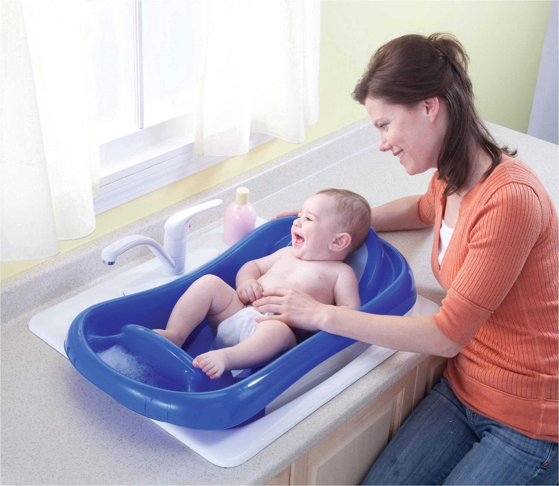 Полезные советы родителям — при какой температуре воды надо купать новорожденного ребенка?