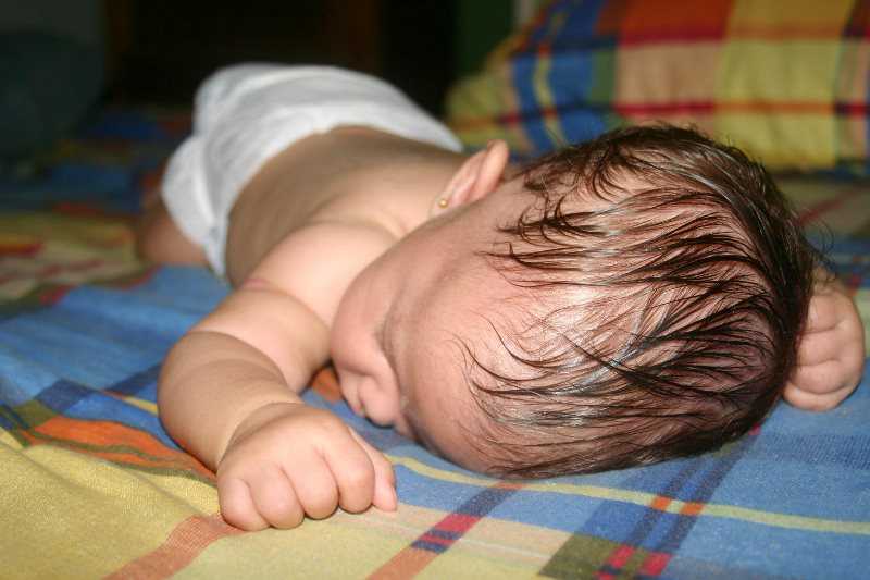 Грудничок потеет во сне: почему потеет голова или спина у новорожденного