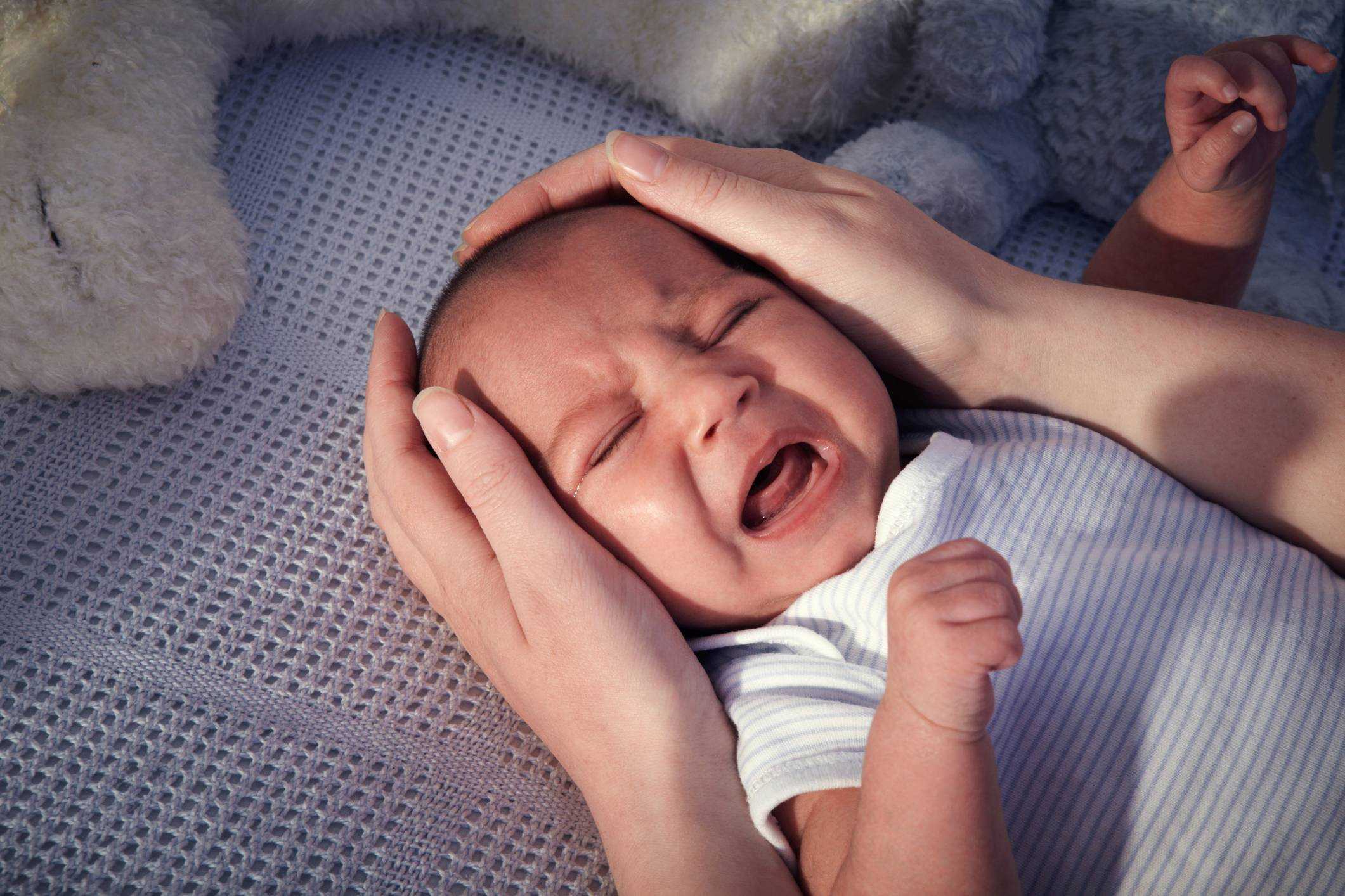 Младенец вздрагивает во сне, от резких звуков: что делать, причины