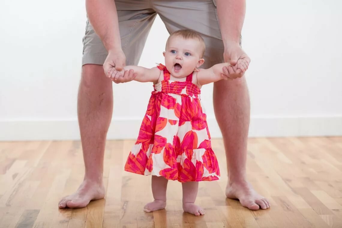 Развитие ребенка: первый шаг малыша - как научить ходить. как правильно учить ребенка ходить