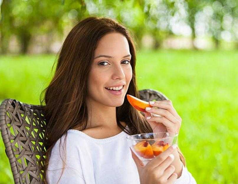 Можно ли кормящей маме кушать персики и нектарины: вред и польза фруктов при грудном вскармливании