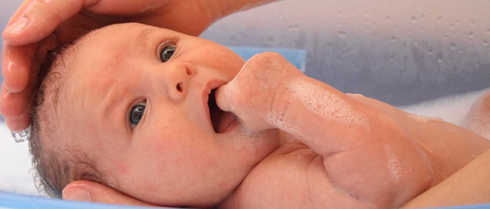 Первое купание новорожденного ребенка: температура воды и что нужно | компетентно о здоровье на ilive