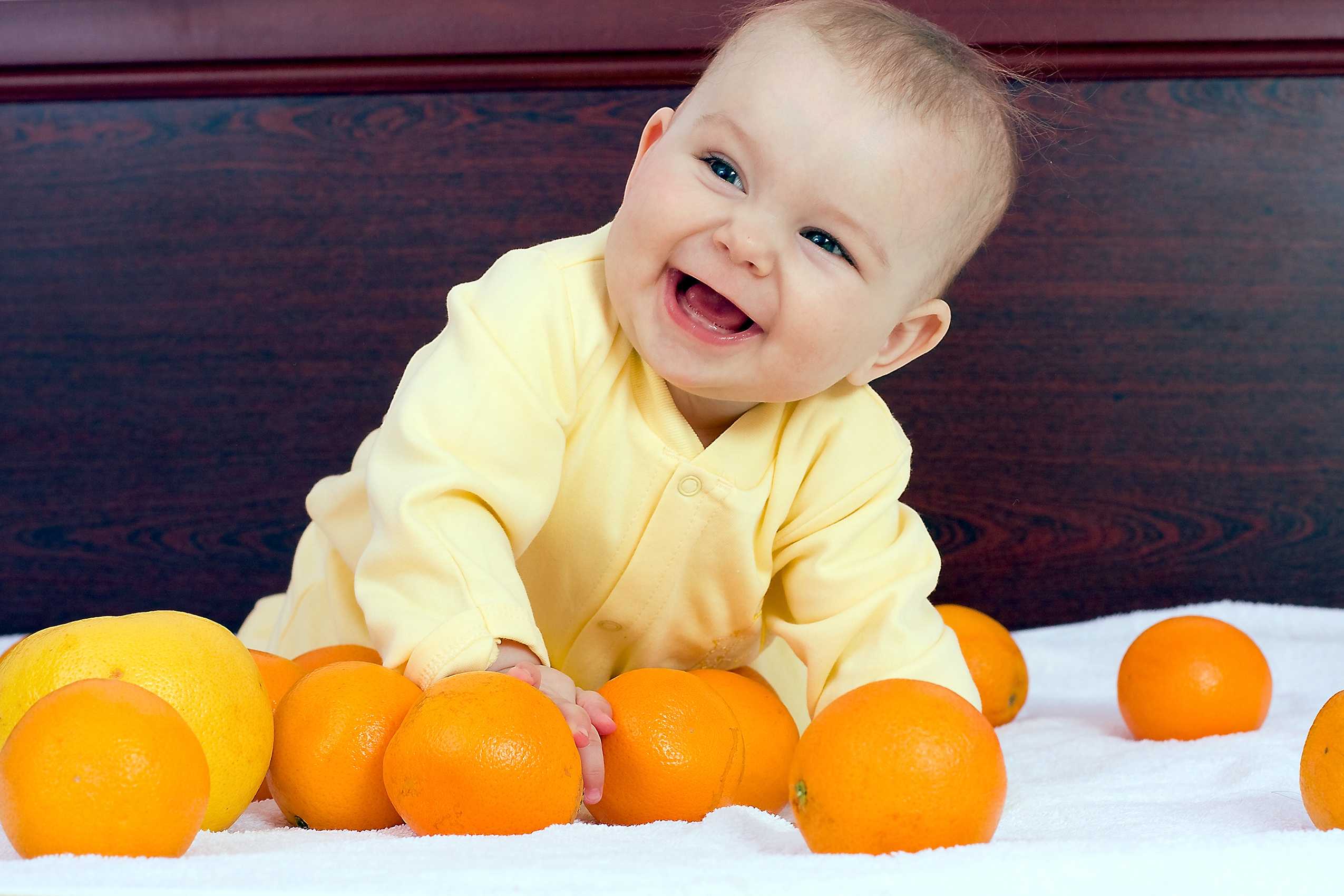 Сын мандарина. Апельсин для детей. Малыш с мандаринами. Апельсин с детками. Фотосессия с фруктами.