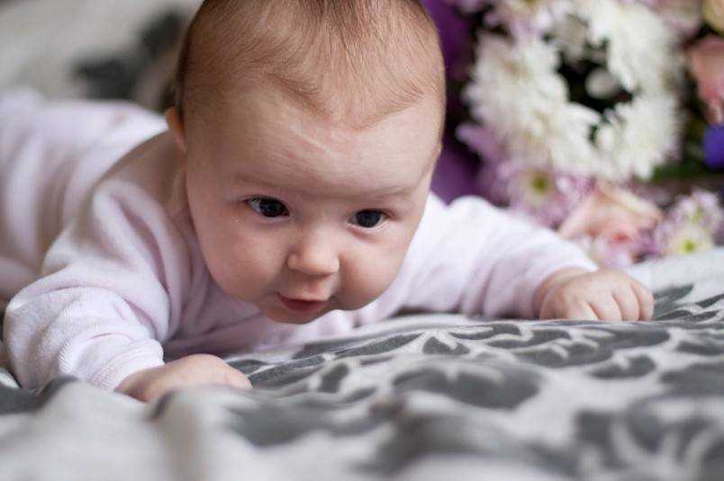 Во сколько месяцев ребенок начинает держать голову: нормы и возможные отклонения