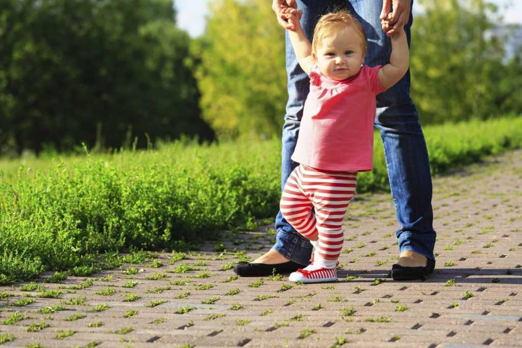Как быстро и правильно научить ребёнка ходить самостоятельно: практическое руководство